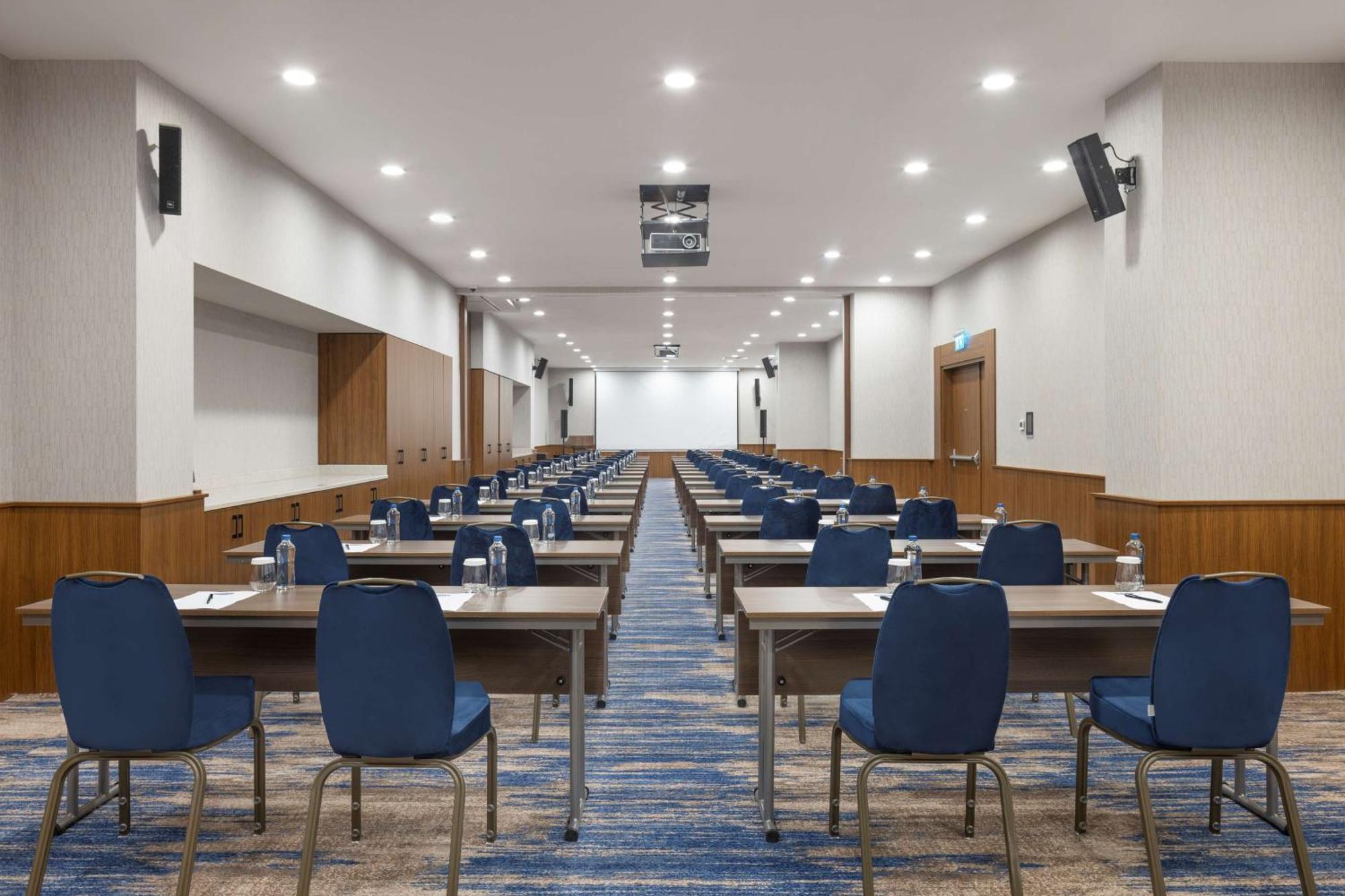 Hampton By Hilton Airport, Arnavutkoy Готель 4*